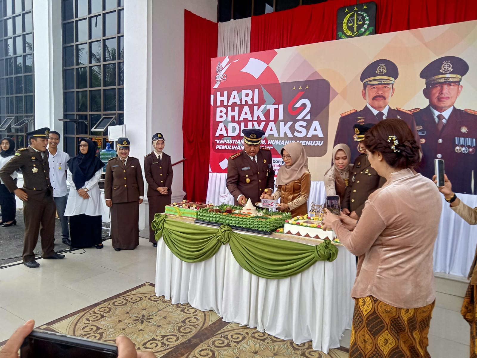 Puncak Hari Bakti Adhiaksa ke 62 di Kajari Bengkalis Dilaksanakan Apel dan Potong Tumpeng 