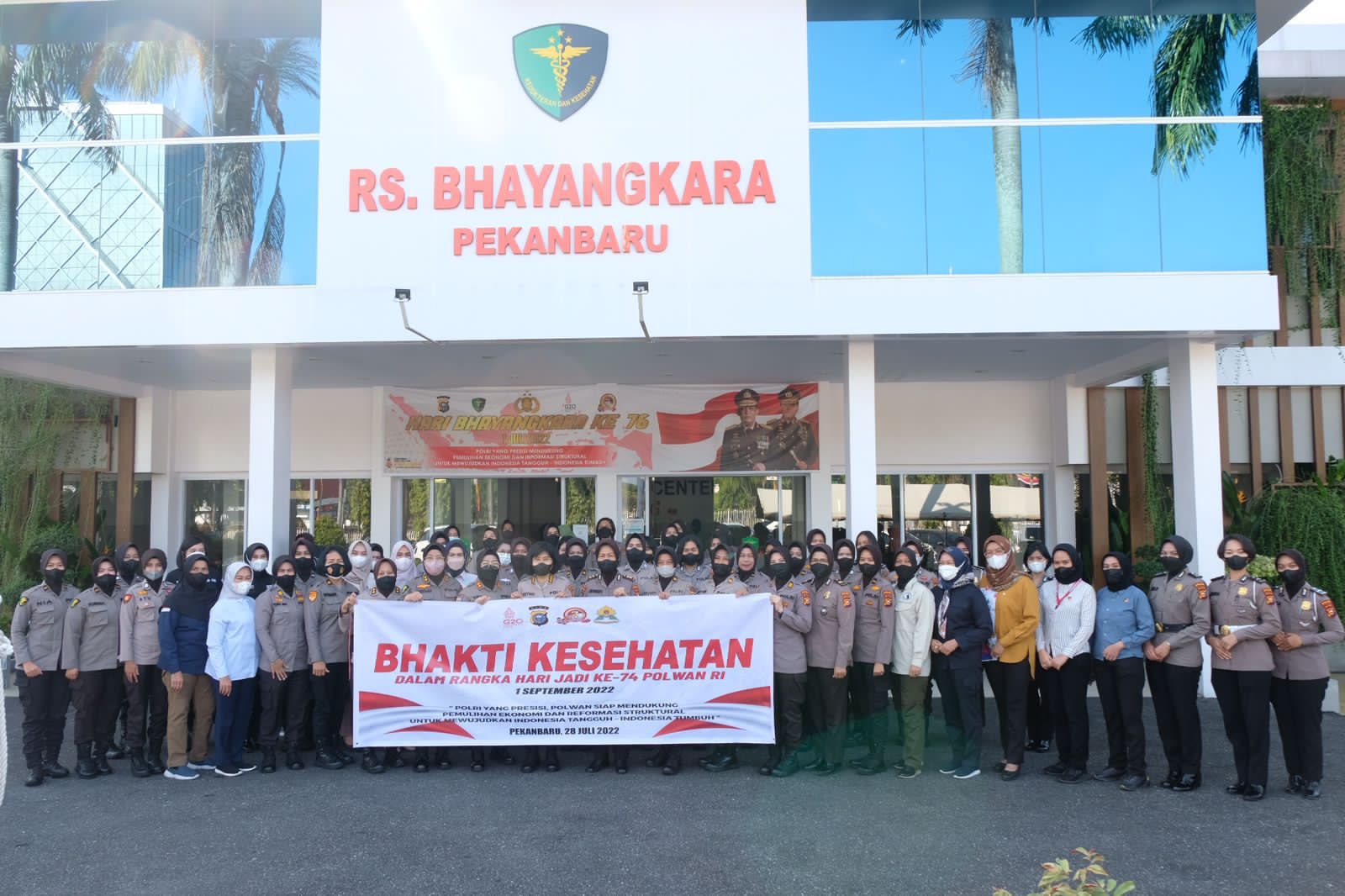 Polwan Polda Riau Gelar Bhakti Kesehatan Songsong Hari Jadinya Yang  Ke-74