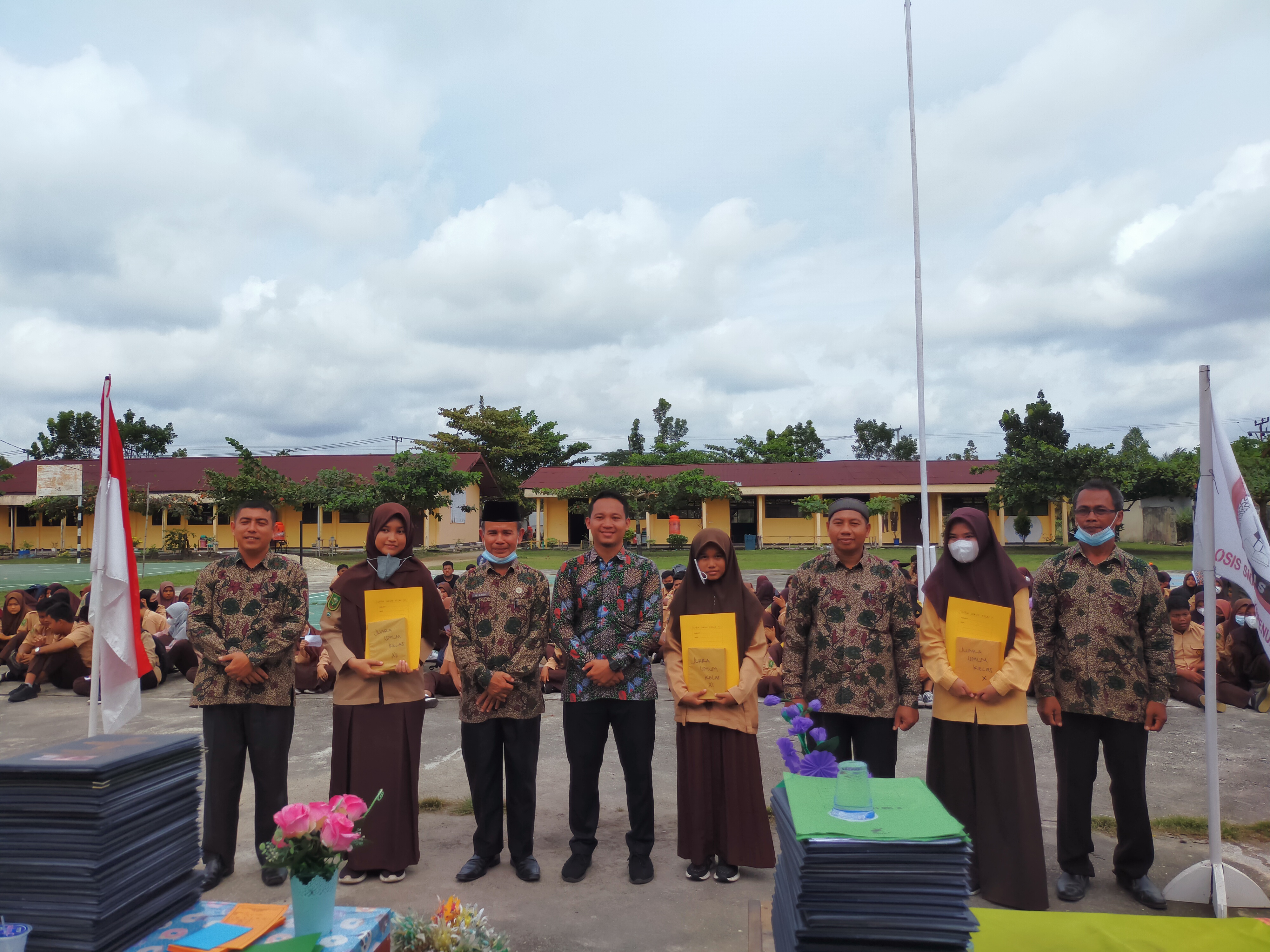 SMA Negeri 1 Kepenuhan Tutup Semester Ganjil dengan Menerima Piagam Penghargaan Tingkat Nasional