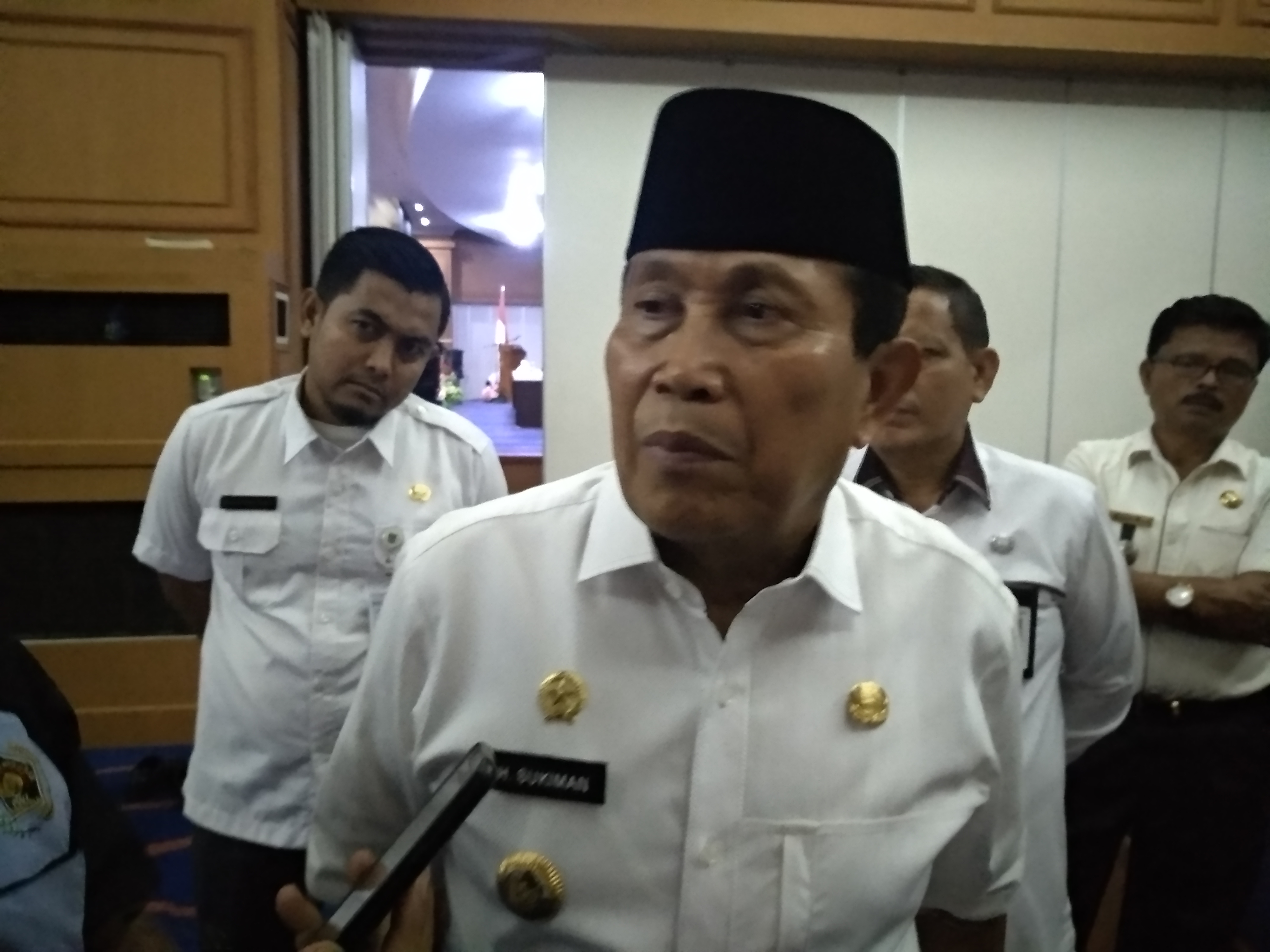 Bupati SukimanÂ Serahkan 248 Paket Sembako ke Warga Tandun dan Kabun