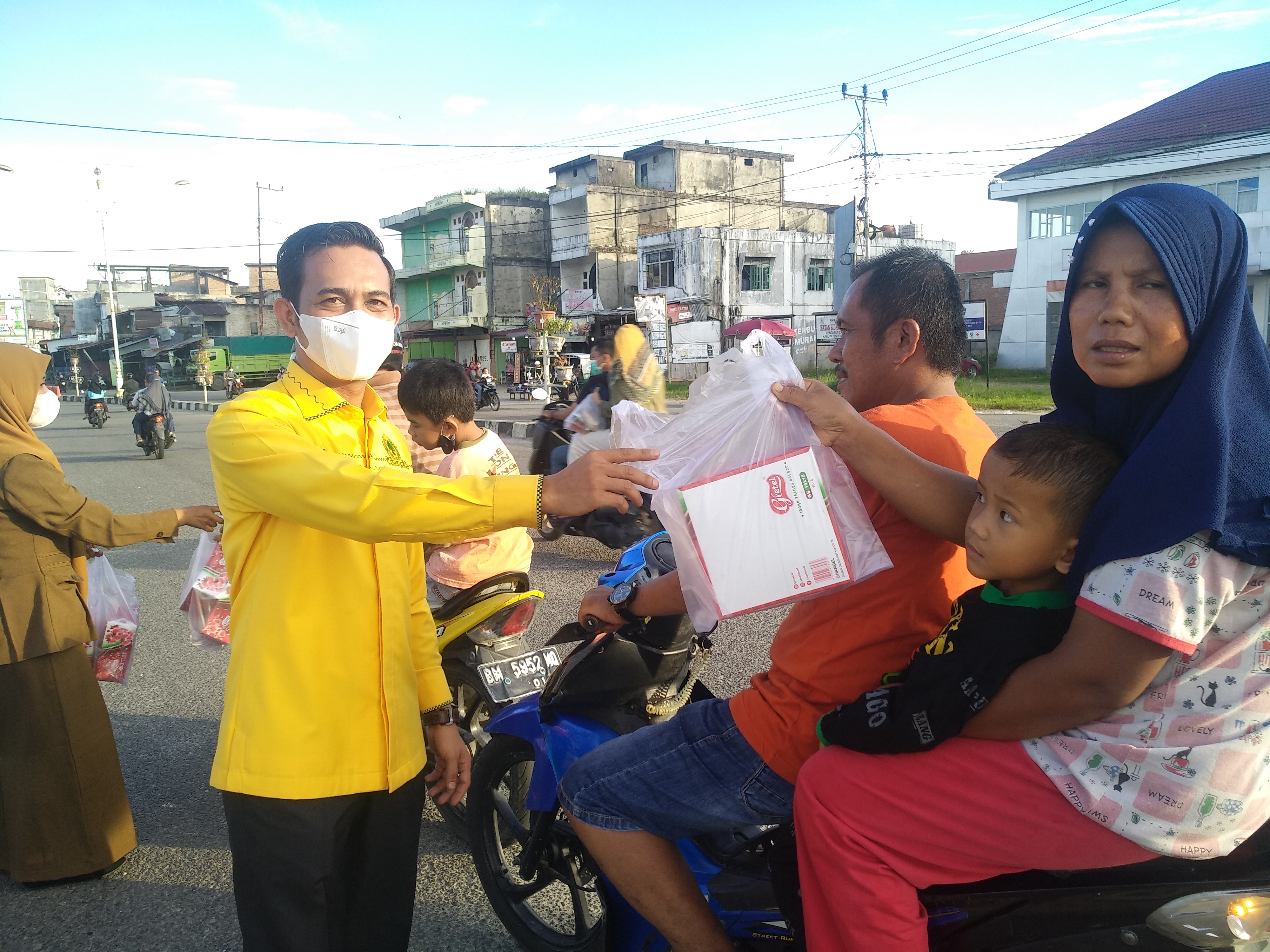 Calon Ketua KNPI Rohul Bagi - Bagi Takjil Dipinggir Sungai Batang Lubuh