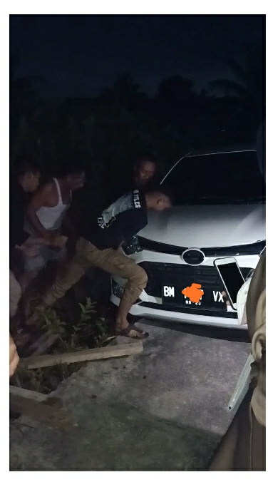 Main Handphone Saat Berkendara, Mobil IRT Masuk Parit