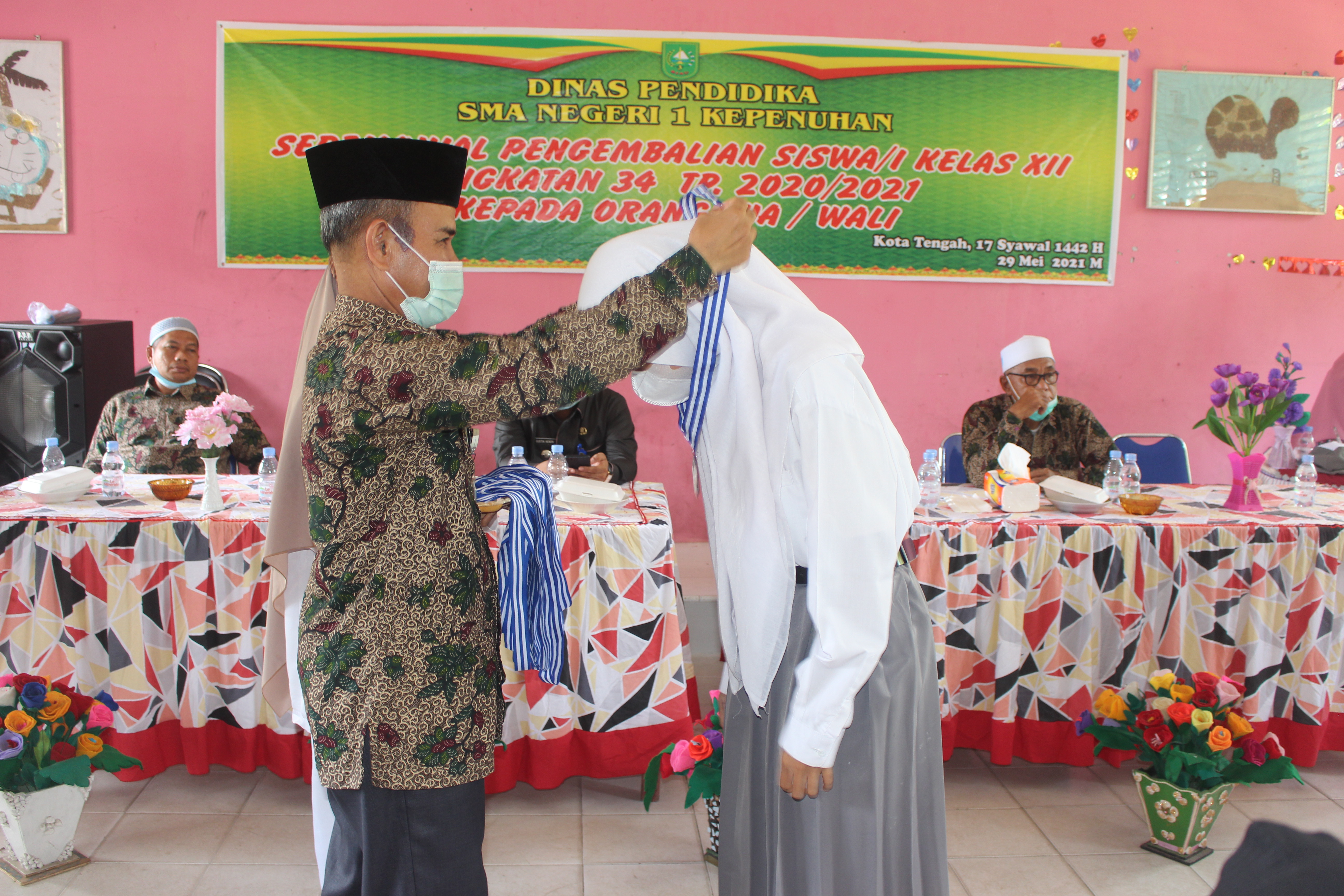 152 Siswa Kelas XII SMA N1 Kepenuhan  Kembali ke Orang Tuanya