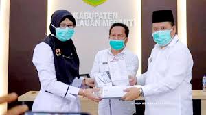 Bupati Irwan Serahkan Bantuan APD Kepada Petugas Kesehatan, Ormas dan Pengamanan