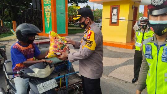 Operasi Zebra Polres Inhu Bagikan Sembako dan Masker