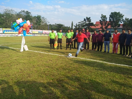 Tingkatkan Semangat Olah Raga,  Kelmi Amri Buka Open Turnamen Sepak Bola Cup V Desa Mahato
