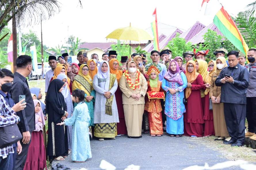 Bupati Kasmarni Hadiri Halal BI Halal Kelompok Seni Anak Negeri