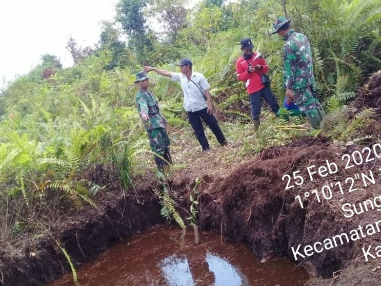 Babinsa Koramil 06/Sungai Apit Pantau Aktivitas Warga Patroli Karhutla Rutin di Kampung Lalang