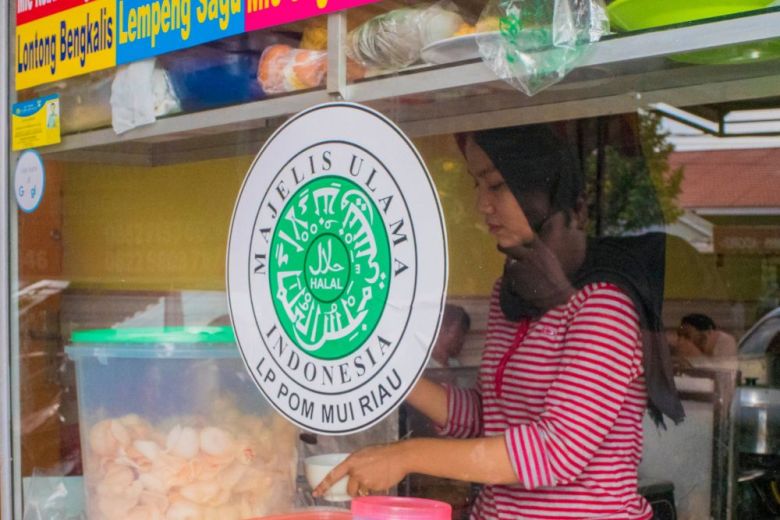 Pj Sekdaprov Riau Bagikan Sembako dan Resmikan Koperasi 