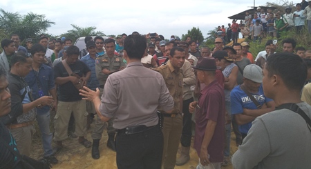Masyarakat Batang Kumu dan Pemkab Padang Lawas Bertemu di Perbatasan