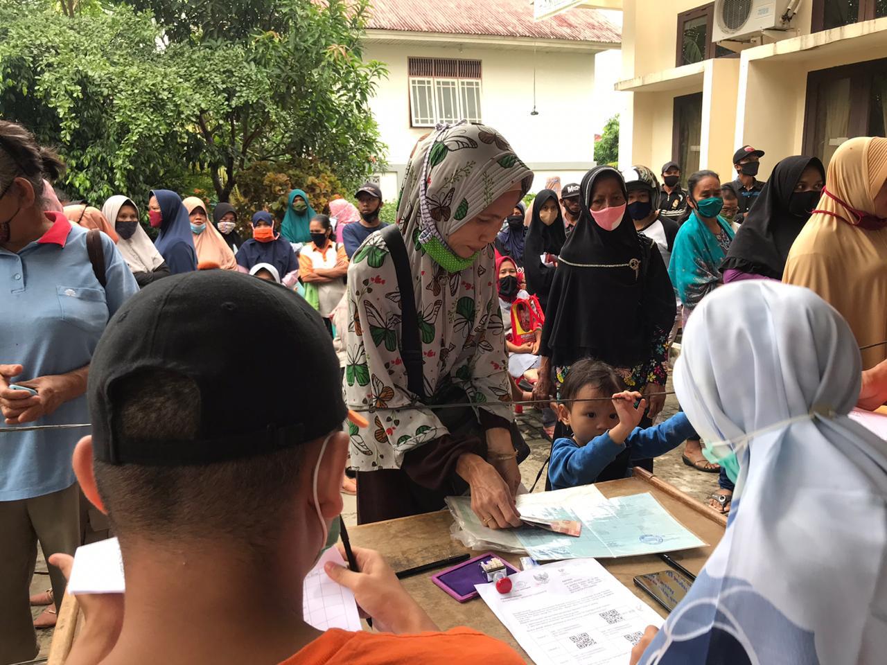 Ketua Tim Pengabdian Mahasiswa Unri Menyerahkan APD Kepada dr. Yuni