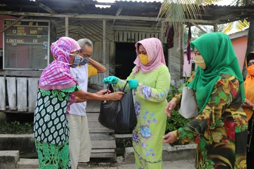 Ketua TP PKK Riau Hj Misnarni Syamsuar Bagikan Sembako Kepada Warga Pekanbaru