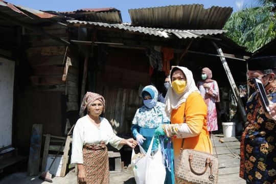 Peduli Masyarakat, Ketua Tim PKK Riau Bagikan Sembako Kepada Warga Miskin