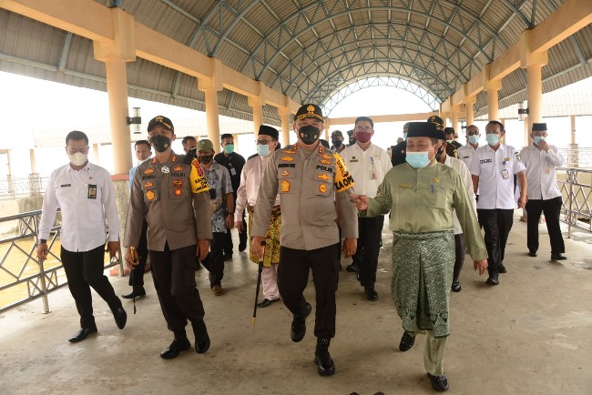 Bersama Forkopimda, Pj. Bupati Bengkalis Sambut Kedatangan Kapolda Riau di Pelabuhan BSL Bengkalis