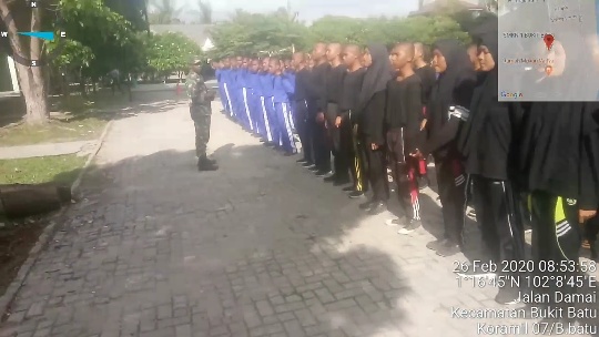 Jelang Pelantikan Siswa, Anggota Koramil 07/Bukitbatu Latih PBB SMK Penerbangan dan SMK Pelayaran