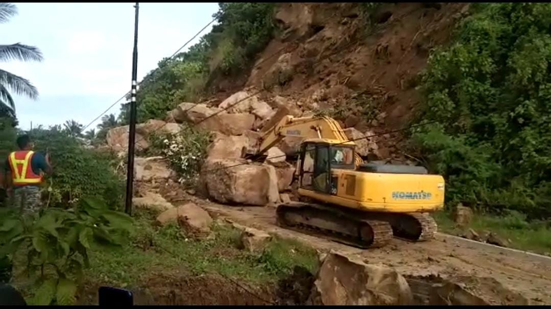 Tim Gabungan Pulihkan Akses Jalan Poros Majene - Mamuju