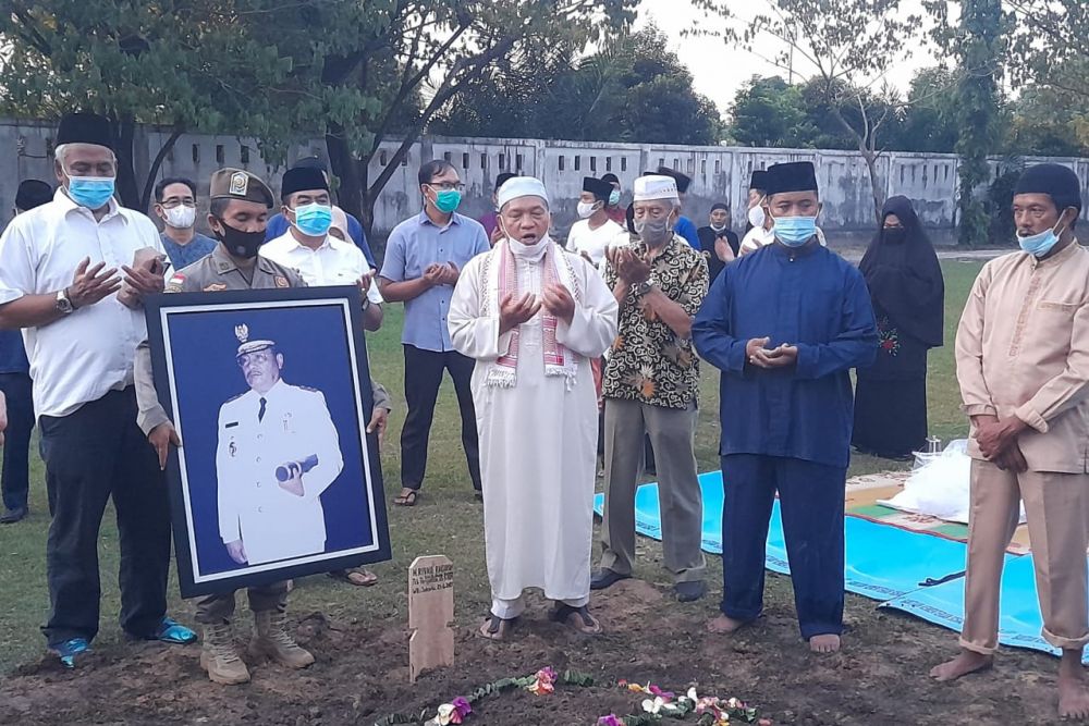 Jenazah Almarhum Raja Rivaie Rachman Dimakamkan di TMP Kusuma Dharma Pekanbaru