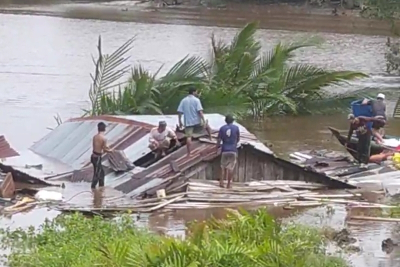 Babinsa, Babinkaptimas dan Warga Bergotong royong Rehab Rumah Pak Syafudin Desa Putri Puyu