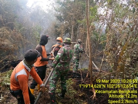 Tim 1 Subsatgas III Koramil 01/Bengkalis Ikut Padamkan Api Dusun Sungai Dua