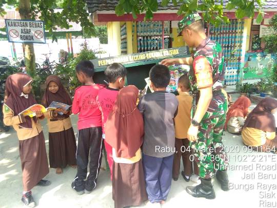Meningkatkan Minat Baca Siswa Anggota Koramil 03 Siak Sambangi SDN 02 Sungai Mempura