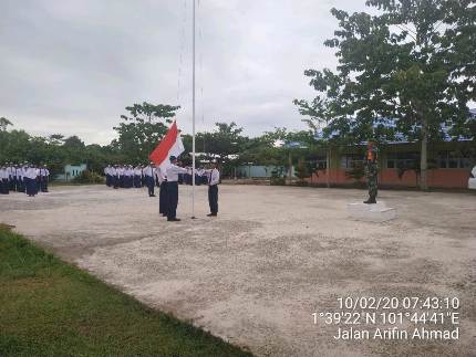 Babinsa Serka K Saragih Irup Di Apel Senen Pagi SMP N 03 Bandar Laksamana