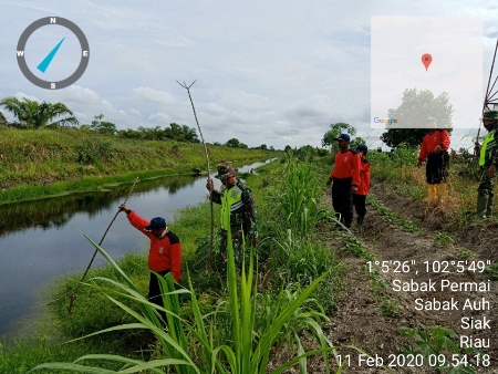 Cek Ketersediaan Air di Kanal Bagian Patroli Karhutla di Desa Sabak Permai