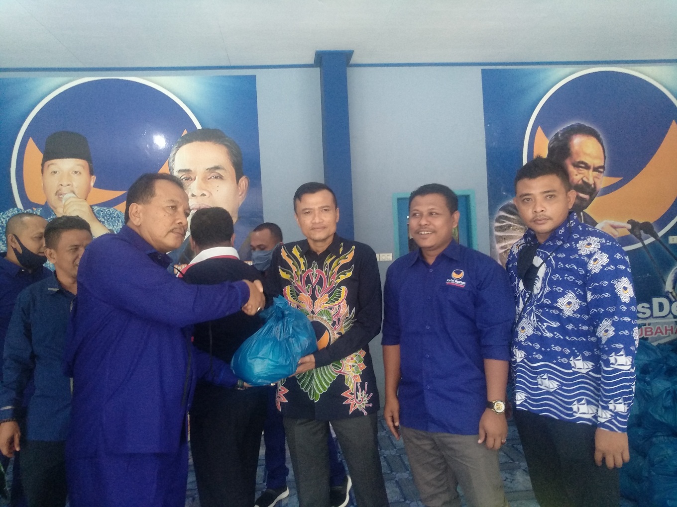 DPD  Partai Nasdem Bagikan Sembako Dan Masker Kepada Masyarakat Rohul