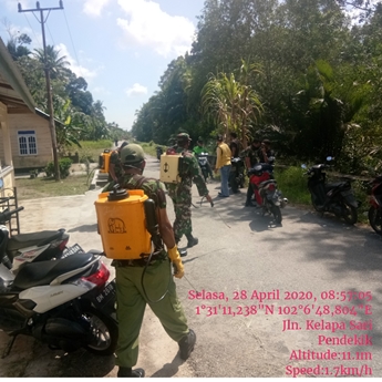 Babinsa Koramil 01/Bengkalis Dengan Perangkat Desa Pedekik Sosialisasi Social Distancing Ke Warga