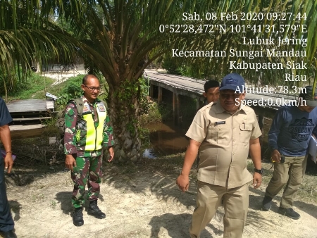  Babinsa Bersama Kades Lubuk Jaring Ukur Kedalam Sungai Akan Bangun Jembatan