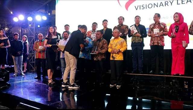 Bupati Pelalawan HM. Harris Menerima Penghargaan Indonesia Visionari Leader katagori The Best Innovation On Technopolitan Policy dari Sindo Media