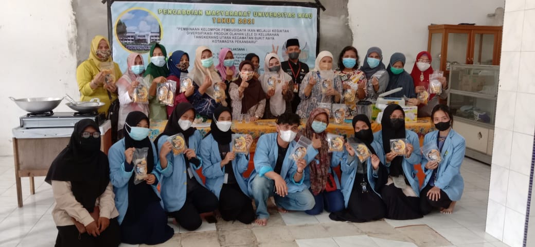 Tim Abdimas Unri Bersama Mahasiswa Beri Pelatihan Diversifikasi Produk Olahan Lele