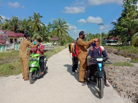 Desa Kembung Luar Bagikan Masker dan Semprot Disinfektan Fasilitas Kantor dan Sekolah