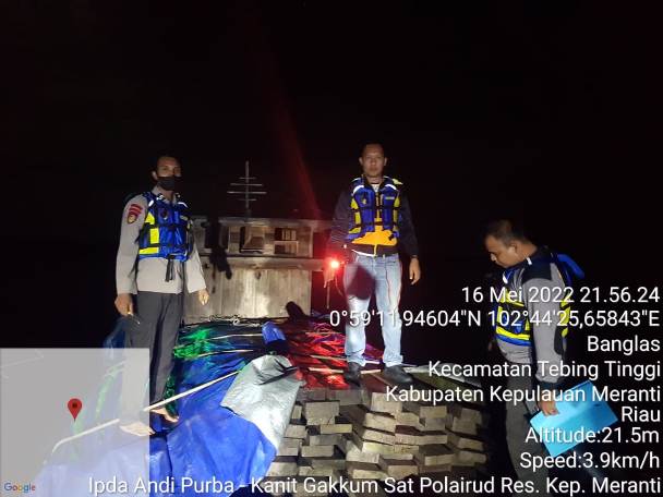 Satpolairud Polres Meranti Tangkap Kapal Motor Tanpa Nama Bermuatan 25 Kubik Kayu Ilegal Logging
