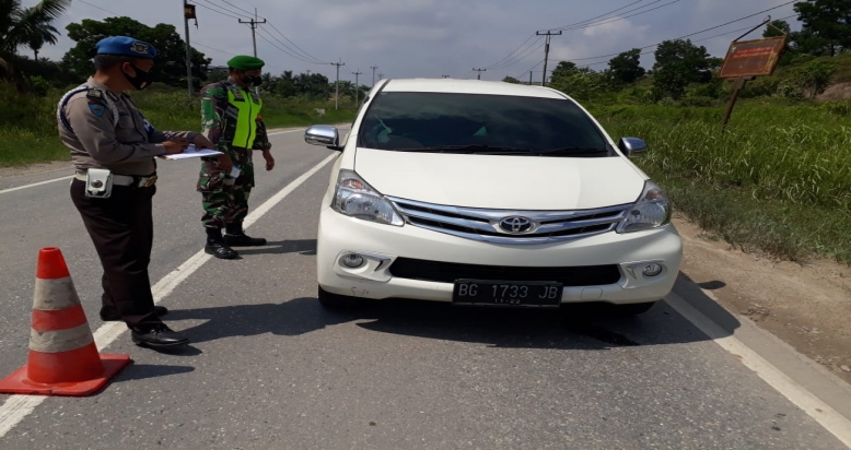 Serda Ulong Ritonga Lakukan Penegakan Disiplin Warga di Pos Pantau Kerinci Kanan Siak