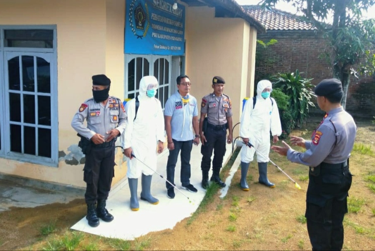 HUT Bhayangkara Ke-74 , Mahasiswa Universitas Riau Bekerjasama dengan Kepolisian Melakukan Penyemprotan Disinfektan di Kelurahan Jadirejo