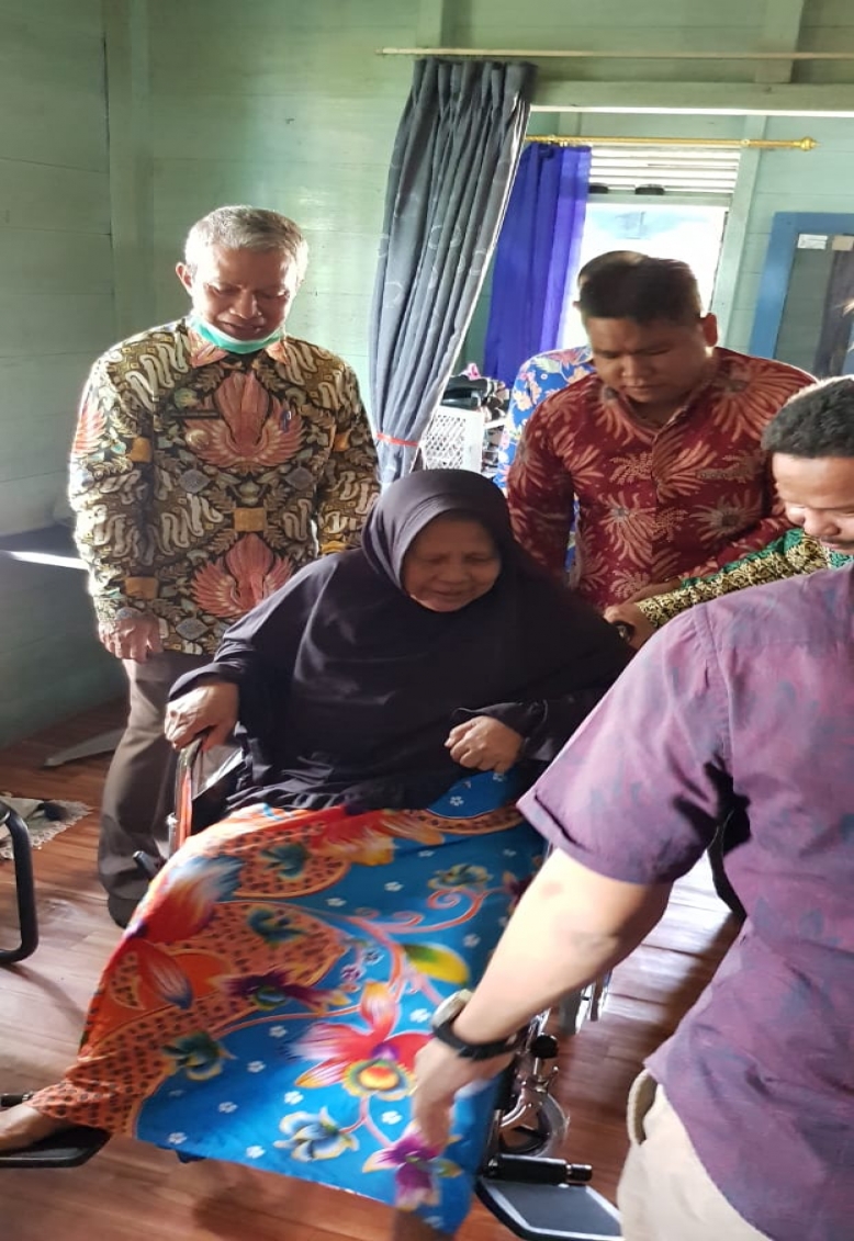Wabup H. Said Hasyim Jenguk Warga Alah Air Timur Penderita Strok dan Serahkan Bantuan Kursi Roda