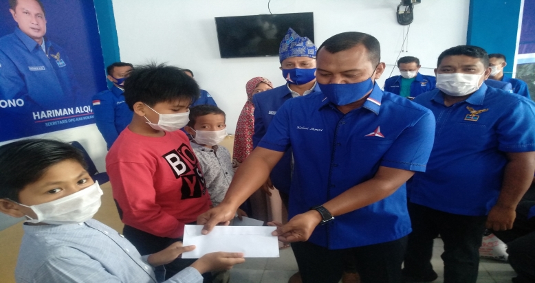 HUT Partai Demokrat Ke - 19 DPC Demokrat Rohul Serahkan Bantuan Sembako Dan Santuni Anak Yatim