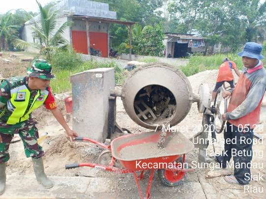 Komsos Babinsa Bersama Warga Ngecor Jalan Kampung Tasik Betung Siak