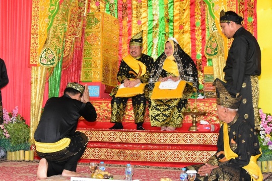 Peduli Pada Pembangunan, Bupati Bengkalis dan Istri Menerima Gelar Adat dari LAM Bengkalis