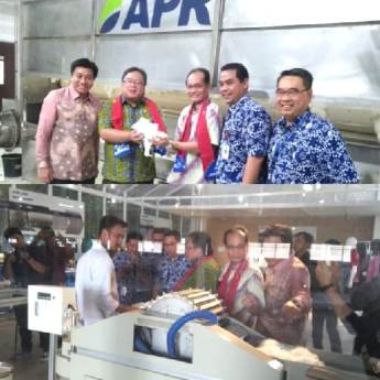 Menristek Apresiasi Pengolahan Kayu Menjadi Rayon, Benang dan Kain Produk PT APR Memperkuat Industri Tekstil