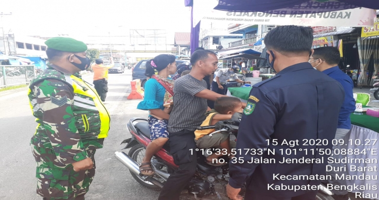 Warga Yang Berbelanja di Pasar Duri Wajib Pakai Masker Babinsa Koramil 04/Mandau Sosialisasikan AKB