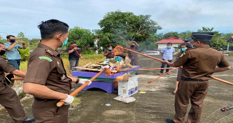 Kejari Rohul Musnahkan BB Hasil Kejahatan dari 86 Perkara 