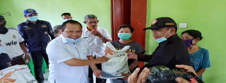 Bupati Serahkan Beras Cadangan Bantuan Pemda Meranti Kepada Puluhan Warga Kurang Mampu di Desa Sokop Rangsang Pesisir