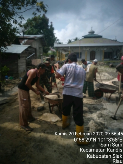 Babinsa Goro Bersama Warga Bangun Kamar Mandi dan Parkir Musollah Al Muttaqim di Dusun Libo