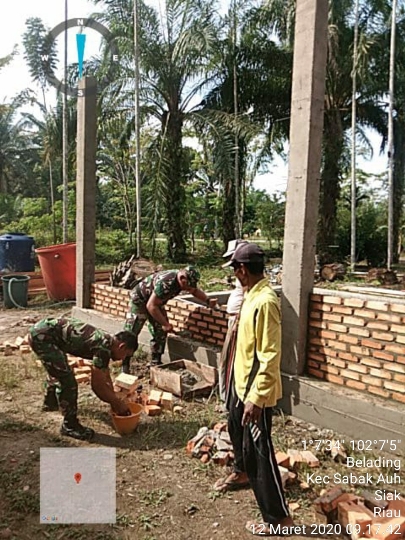Goro Pasang Dinding Bata Mesjid Al Taqwa Desa Belading Anggota TNI Ikut Bersama Warga