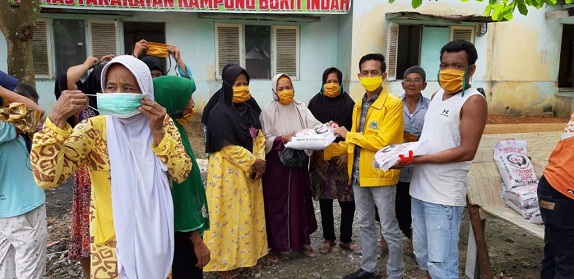Peduli Dampak Covid 19 Anggota DPRD Rohul , Karneng Dimara Lubis  Serahkan Bantuan Sembako Kepada Masyarakat