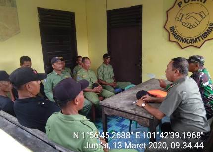 Babinsa Lakukan Koordinasi Dengan Sat Linmas Desa Pangkalan Nyirih Tentang Keamanan