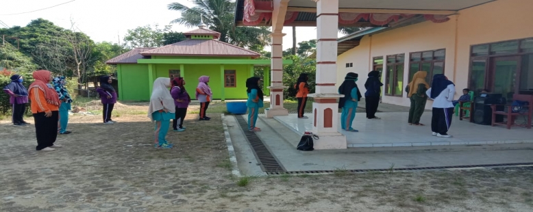 Mahasiswa Kukerta Unri Ajak Masyarakat Desa Bukit Lingkar Senam Sehat