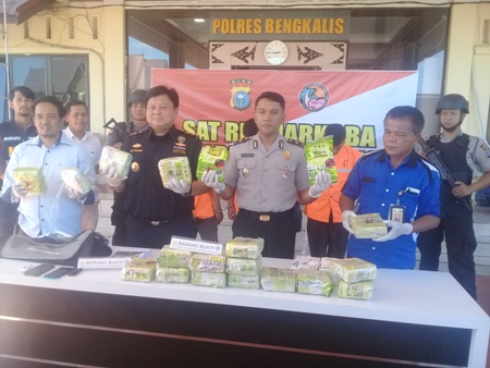 Polres dan  BC Bengkalis Bekuk 3 Kurir Sabu 19 Kg di Pantau dari Laut dan Daratan