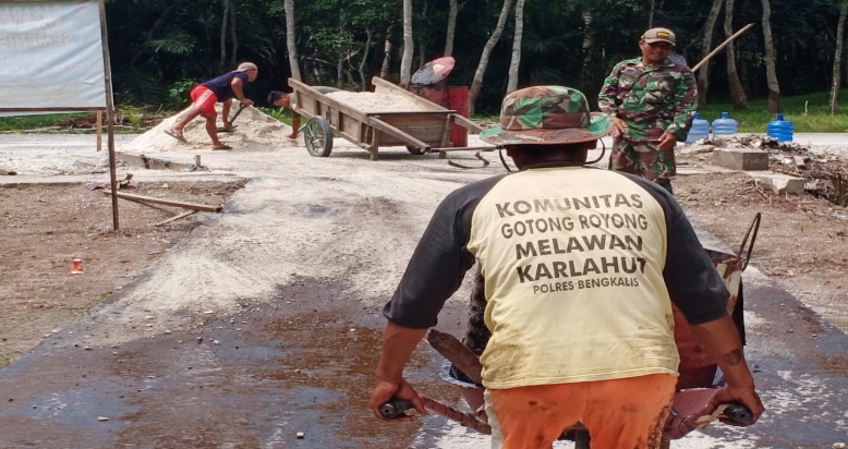 TMMD ke-108 kodim 0303/Bengkalis Satgas dan Warga Membersihkan Lokasi Kerja